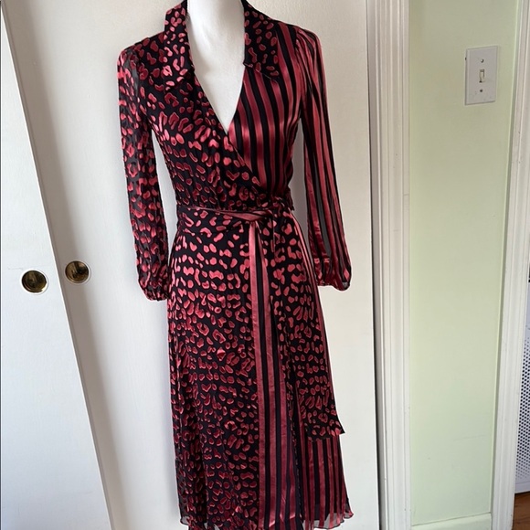 Alice+Olivia Abigail Wrap Dress 0 - Picture 3 of 13